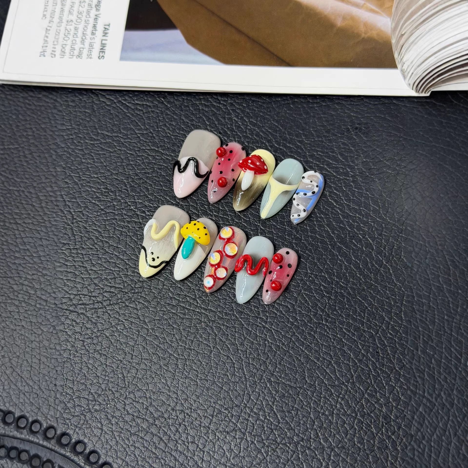 365nails: "달콤 팝" – 3D 카툰 & 도트 수제 미디엄 스틸레토형 네일