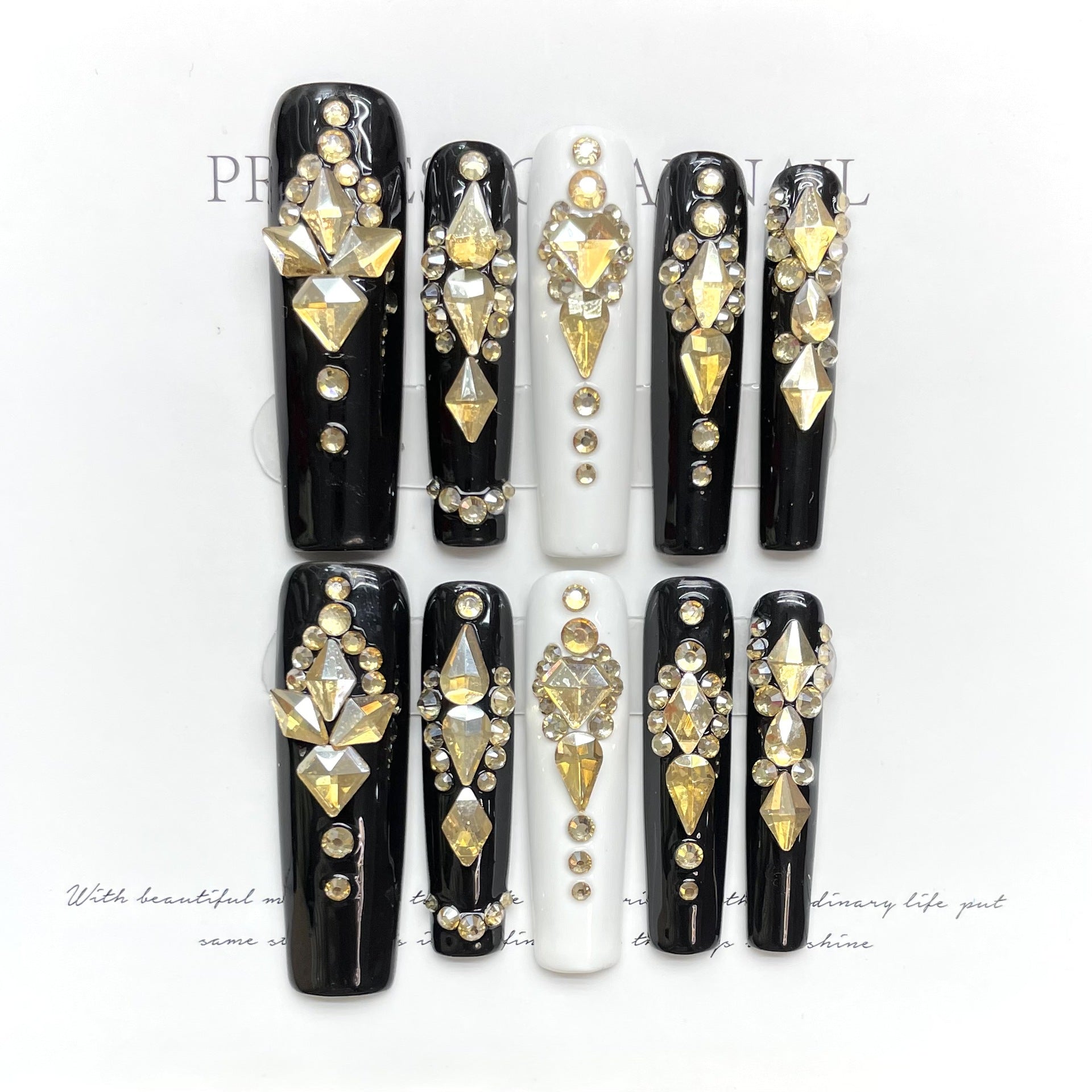 Fototerapia artesanal usando branco puro preto cetro rainha senhora sentido unhas de pressão artesanais arte temperamento preto | 365nails