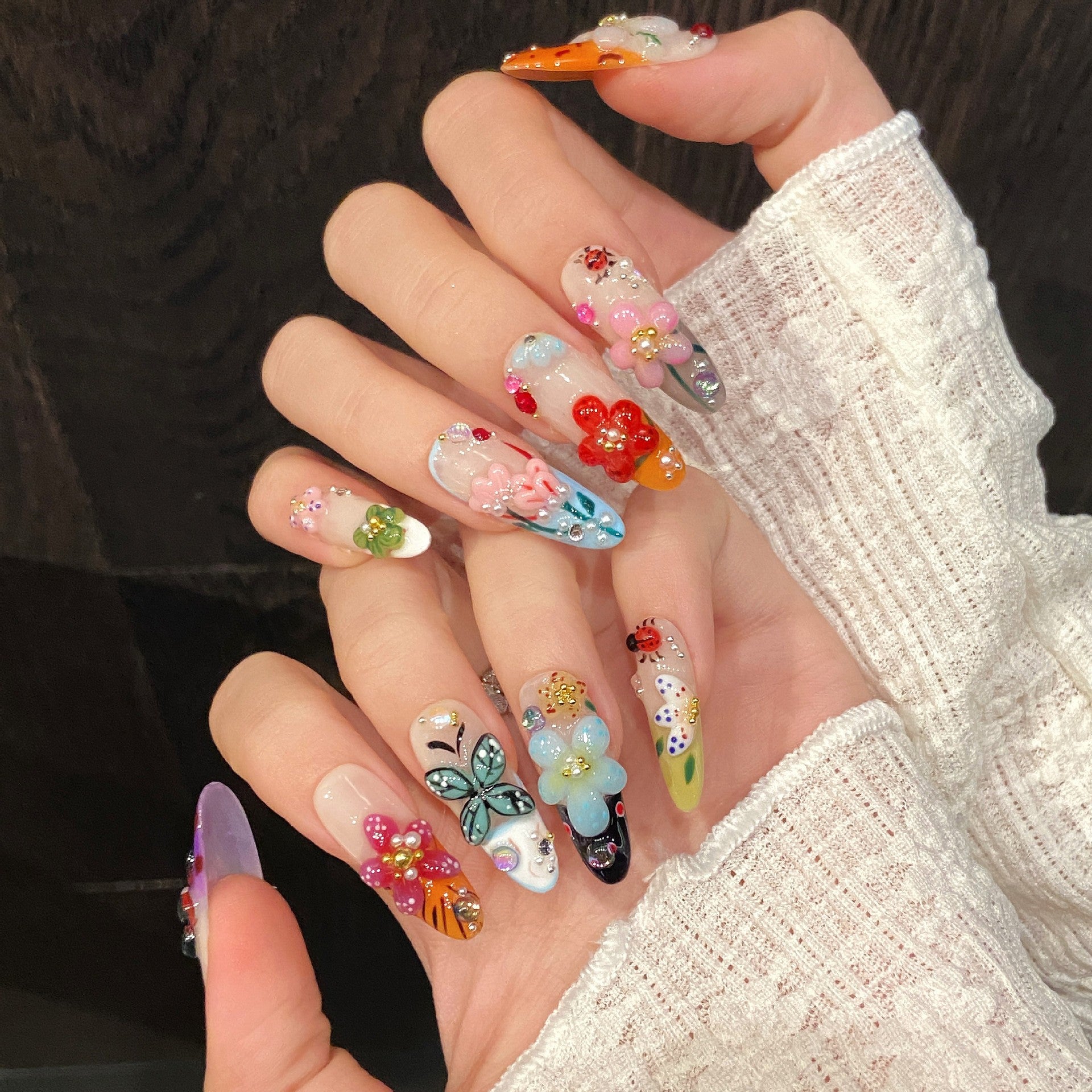 Uñas francesas con flores e insectos tridimensionales de Elfo de la Isla de Verano | 365nails