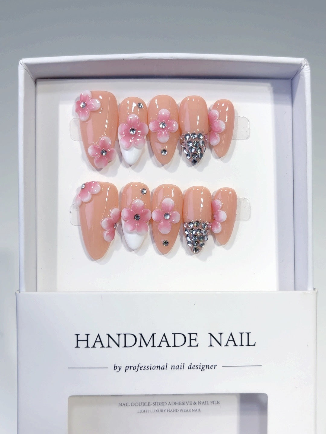 Éclat Sakura : "Floraison Rose" – Ongles press-on fait main forme amande mi-long
