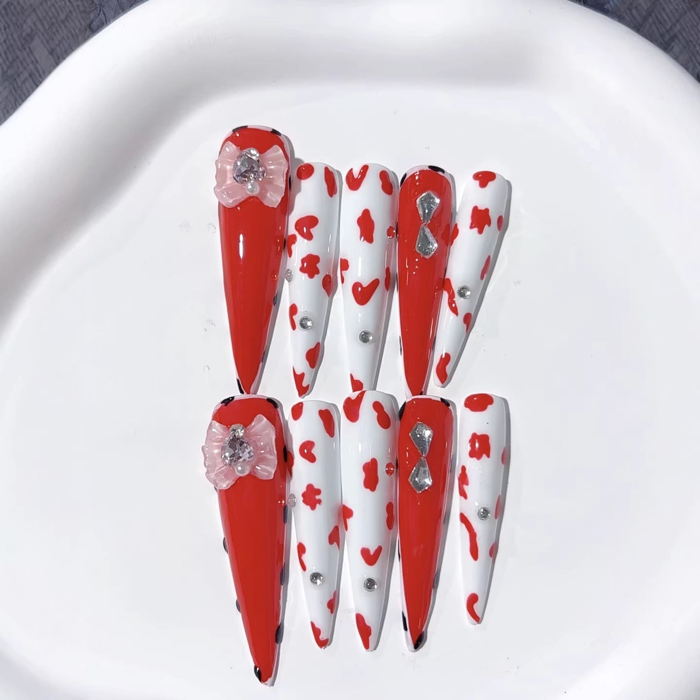 Crimson Crush: « Rose cowgirl » – Ongles press-on stiletto extra longs
