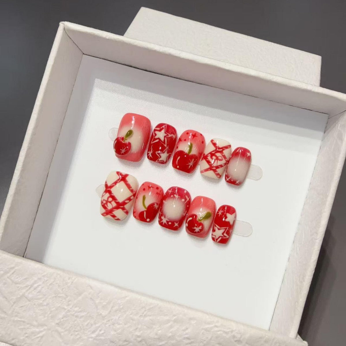 365nails: "Baie d'Hiver" – ongles 3D fait main, forme carrée, motif cerise