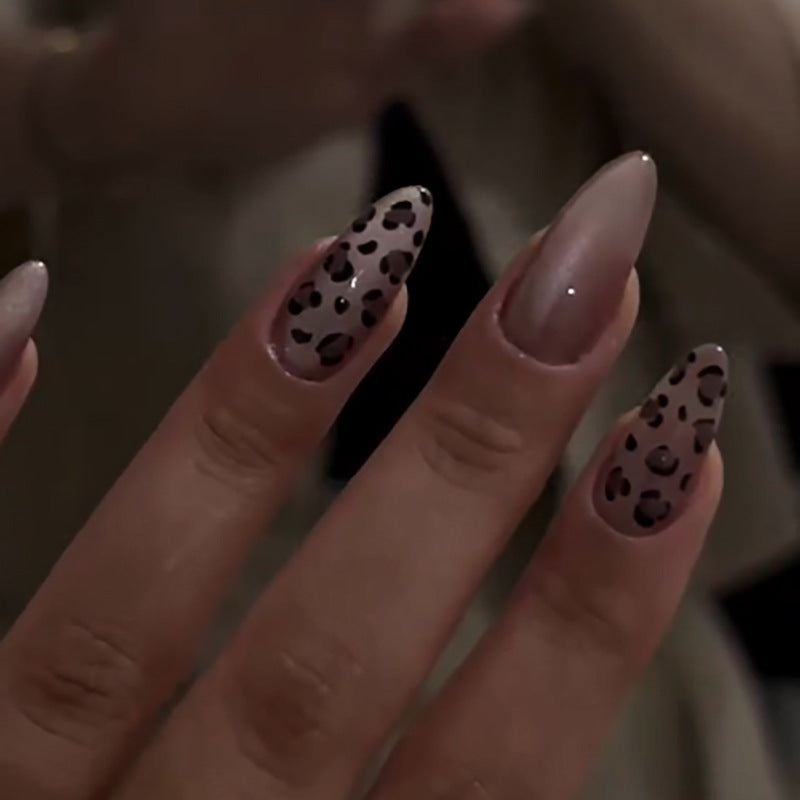 Leopard print cat eye wearing nails short almond nails manicure finger