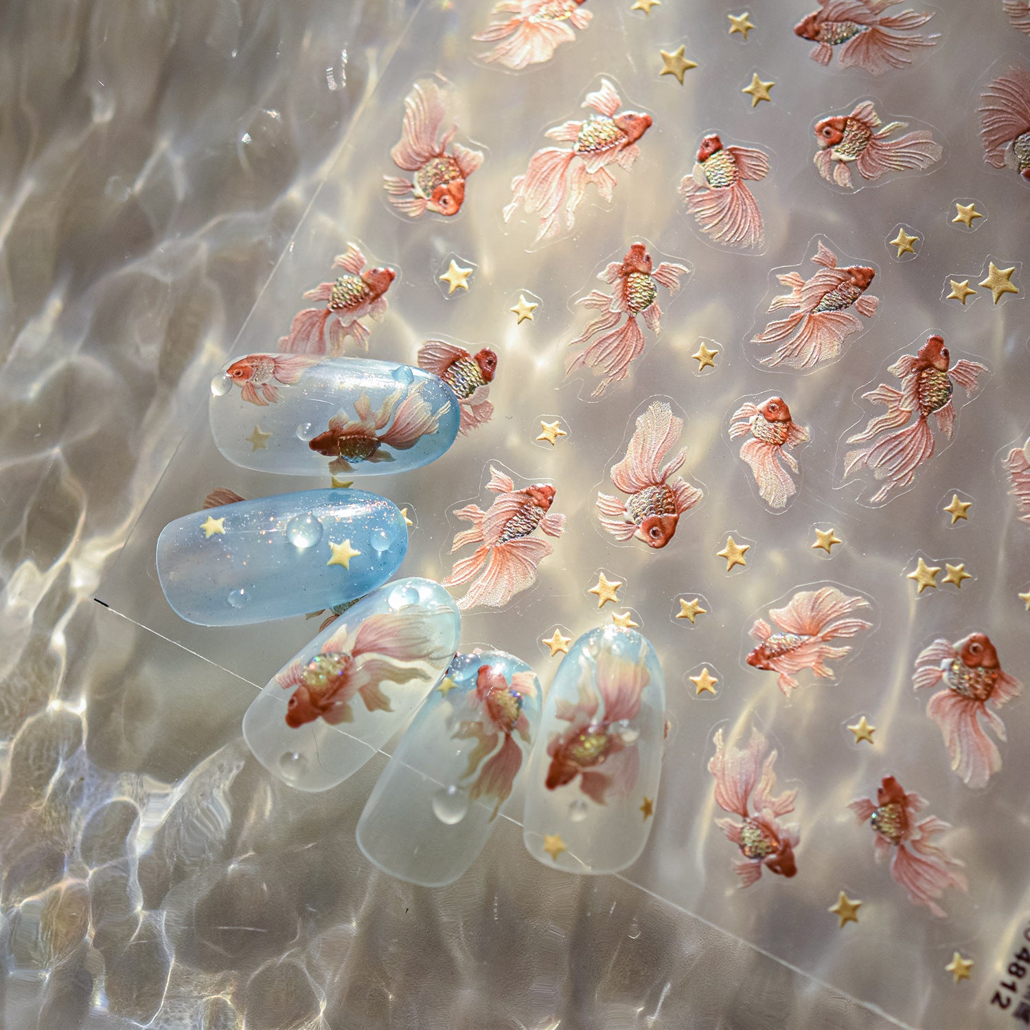 粉色金魚與星空點綴：「天際金魚池」– 5D浮雕指甲貼
