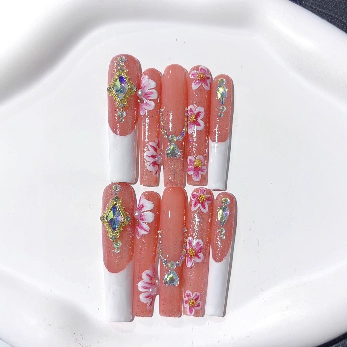 珊瑚色與白色花卉水鑽優雅穿戴甲