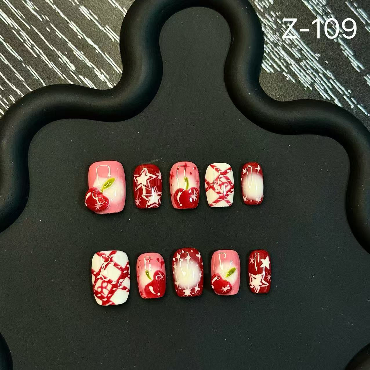 365nails: "Baie d'Hiver" – ongles 3D fait main, forme carrée, motif cerise