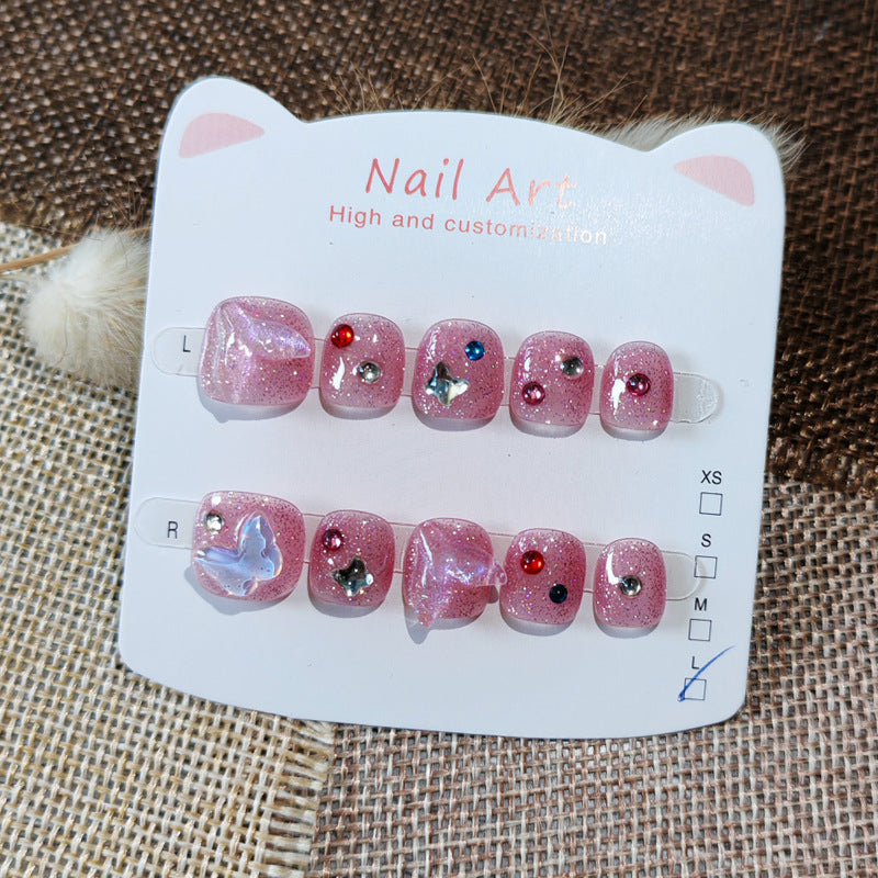 365nails: 「水豚亮粉夢」— 手工製可愛短款橢圓形穿戴甲，帶有水豚與寶石圖案