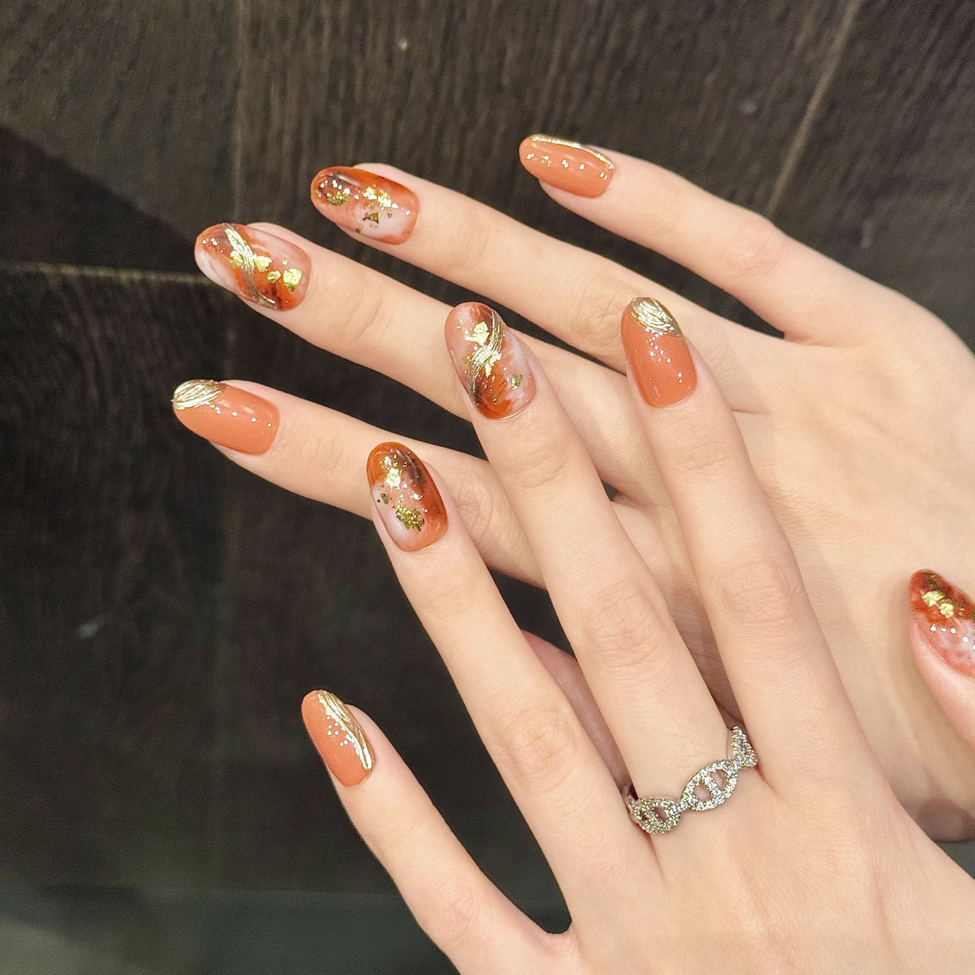 365nails : « Ambre doré » — ongles courts, faits main, forme carrée, marbrés à la feuille d'or
