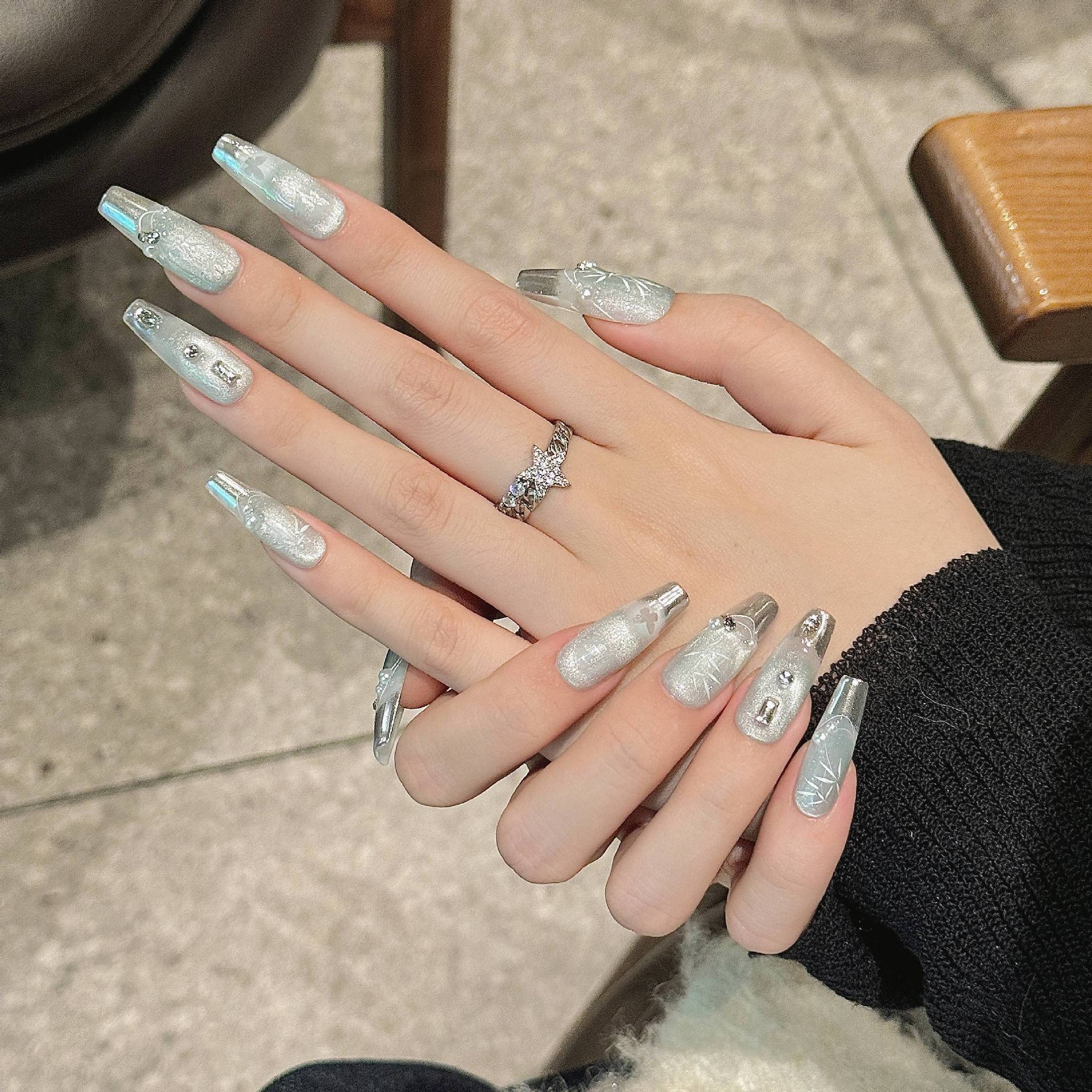 365nails: "서리 빛 크롬" – 메탈릭 프렌치 팁 수제 숏 스퀘어형 네일