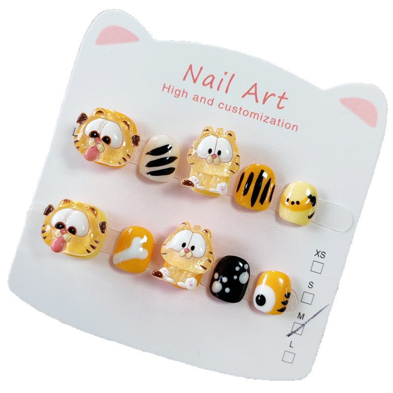 365nails: 「虎崽嘉年華」— 手工製可愛短款橢圓形穿戴甲，帶有加菲貓與老虎條紋圖案