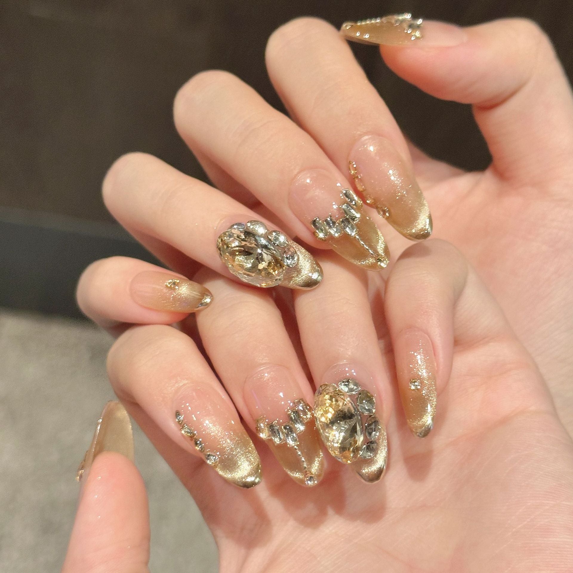 365nails: "Champagne Luxe" – Uñas de Almendra Hechas a Mano de Cristal K9 y Ojo de Gato