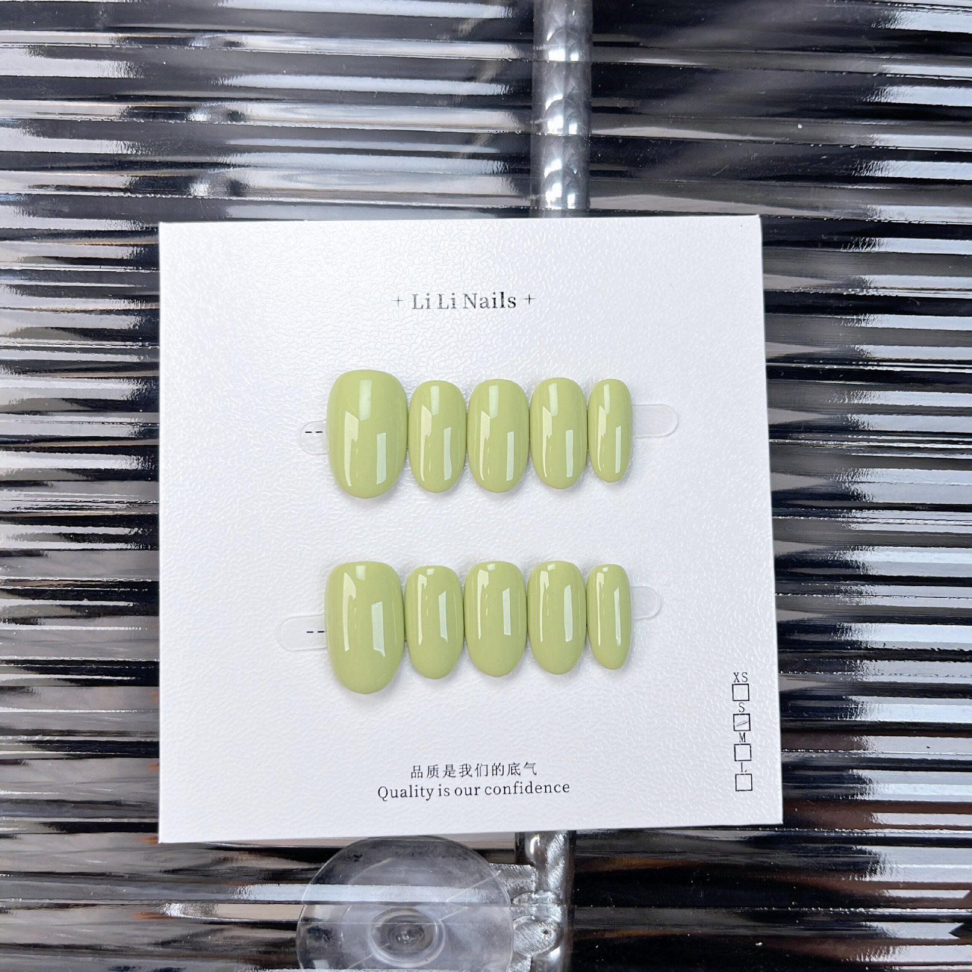Essentiels unis | court, forme ronde | ongles press-on faits main