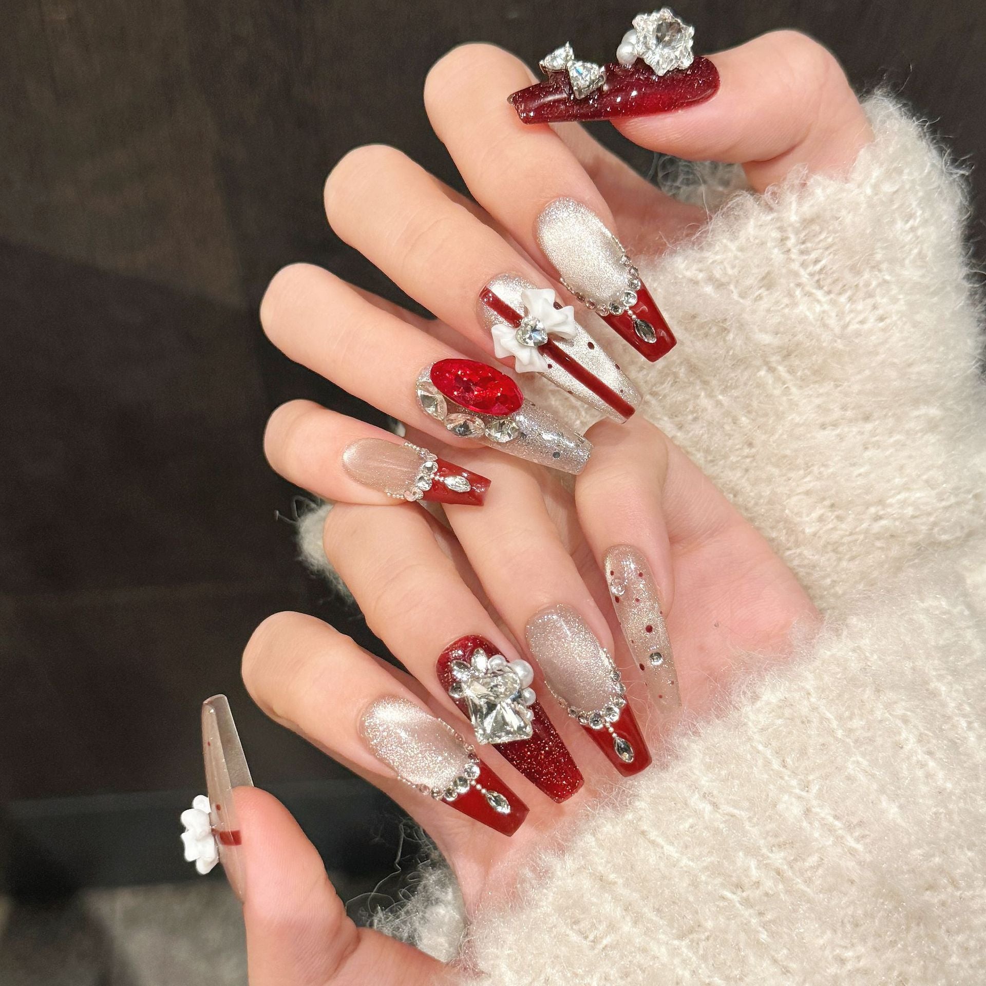 365nails: "Crimson Opulence" – 3D 蝴蝶結與鑽石 手工製 杏仁形 穿戴甲