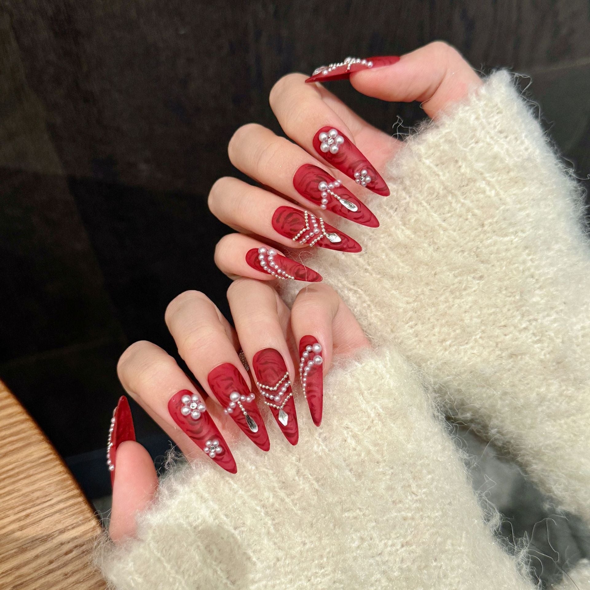 365nails: "Terciopelo Carmesí" – Uñas Stiletto Hechas a Mano con Perlas y Diamantes de Imitación 3D