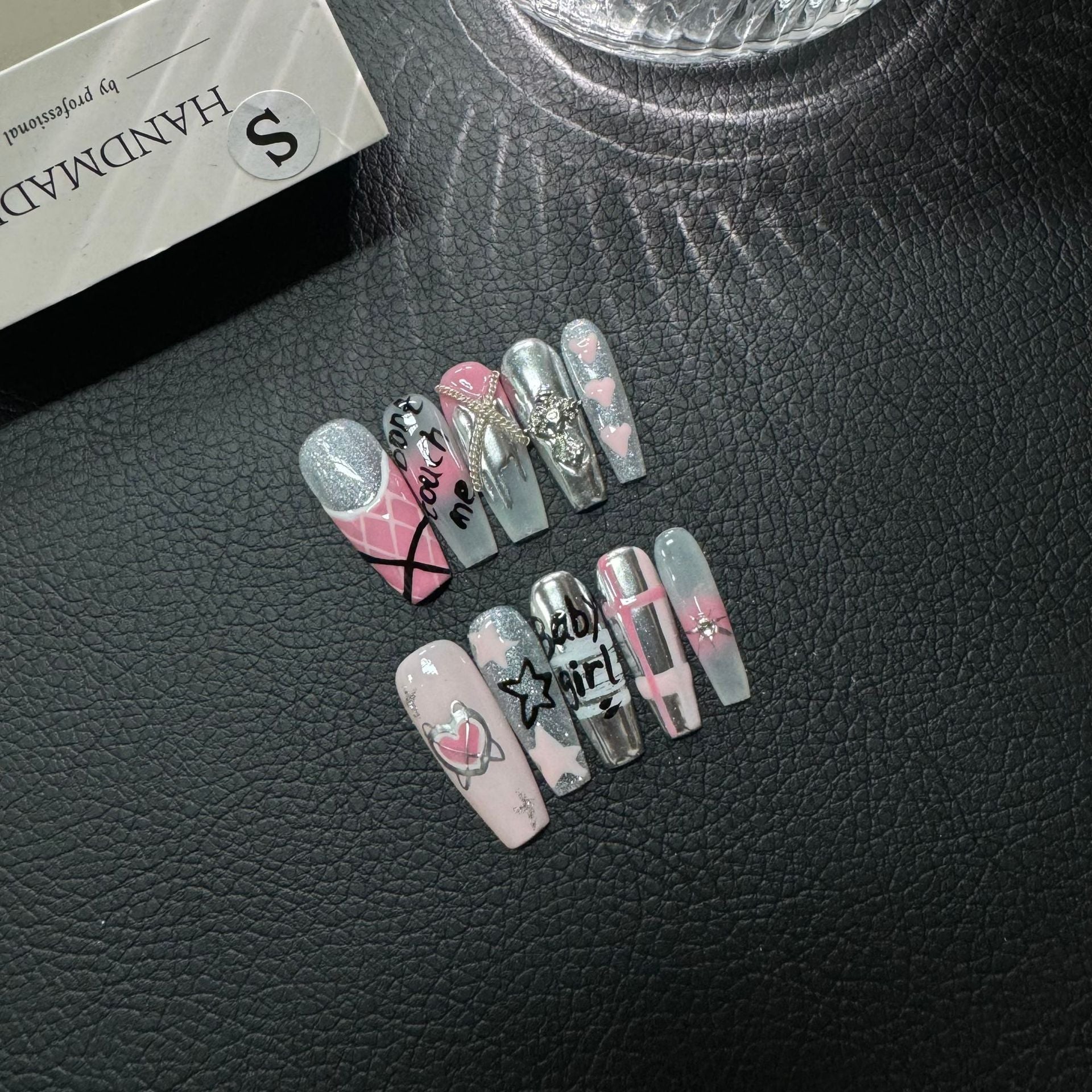 365nails : « Amour rebelle » — ongles press-on fait main, forme coffin, 3D graffiti et cœur