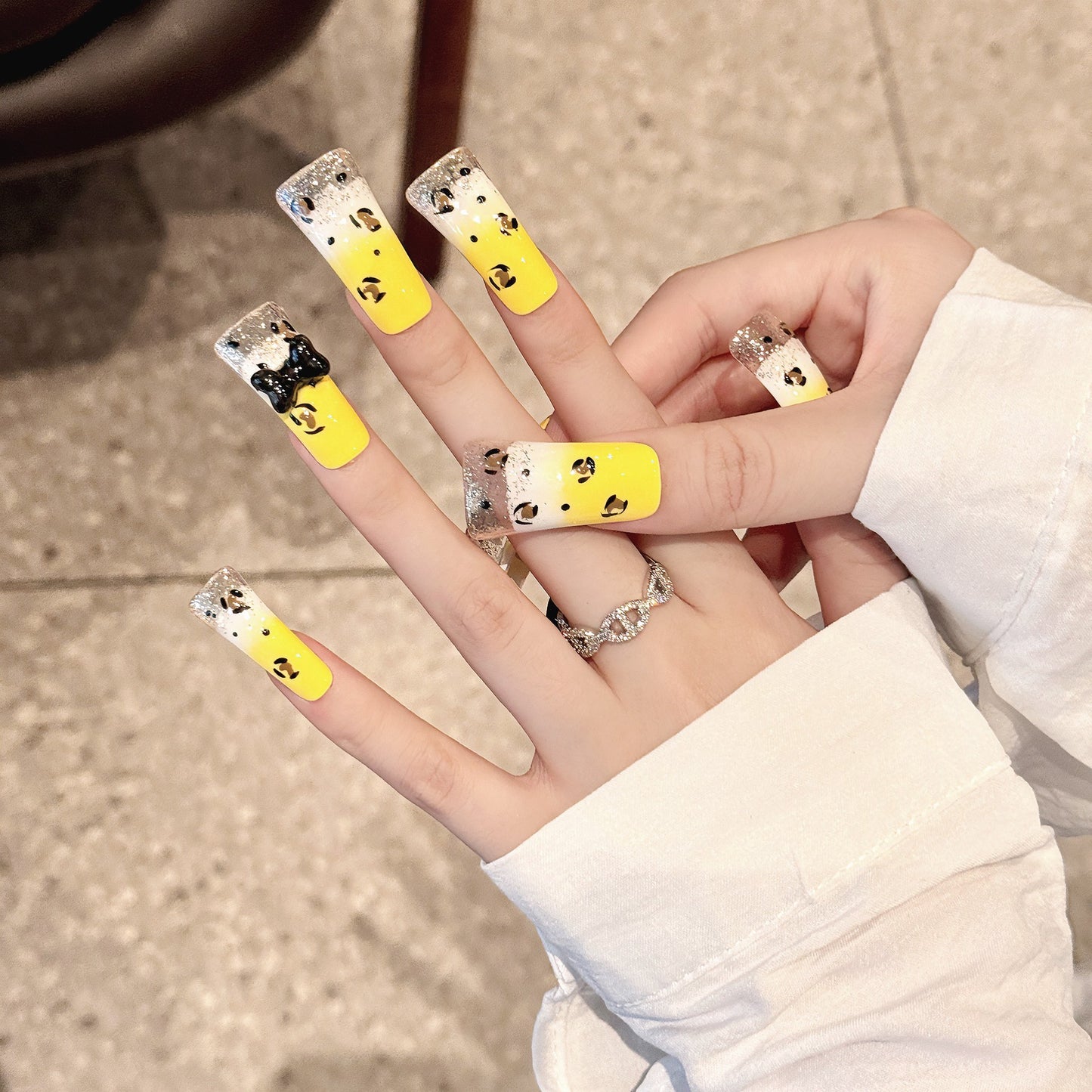 Lazo tridimensional de cuero negro Spice Girl con estampado de leopardo francés en degradado de jengibre, talla mediana y larga, acabado desgastado a mano | 365nails