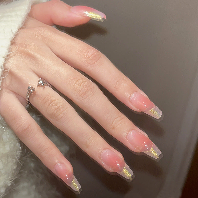 Ongles press-on minimalistes avec extrémités transparentes et accents en feuille d'or
