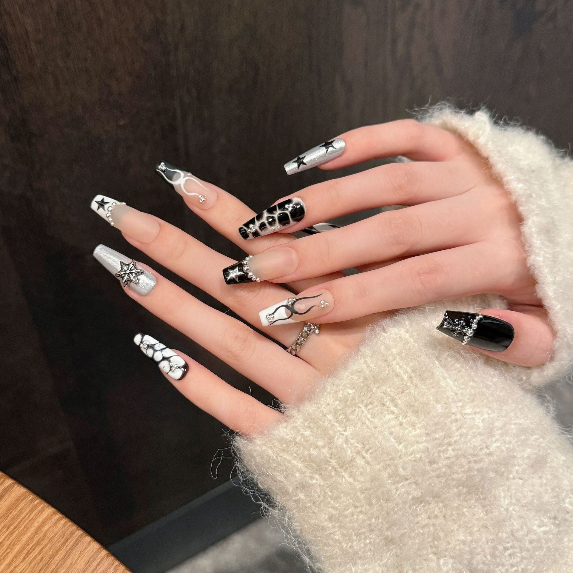 Spice Girl  black and white contrasting color magic mirror hand-painted crocodile pattern totem press-on nails personalized manicure | 365nails