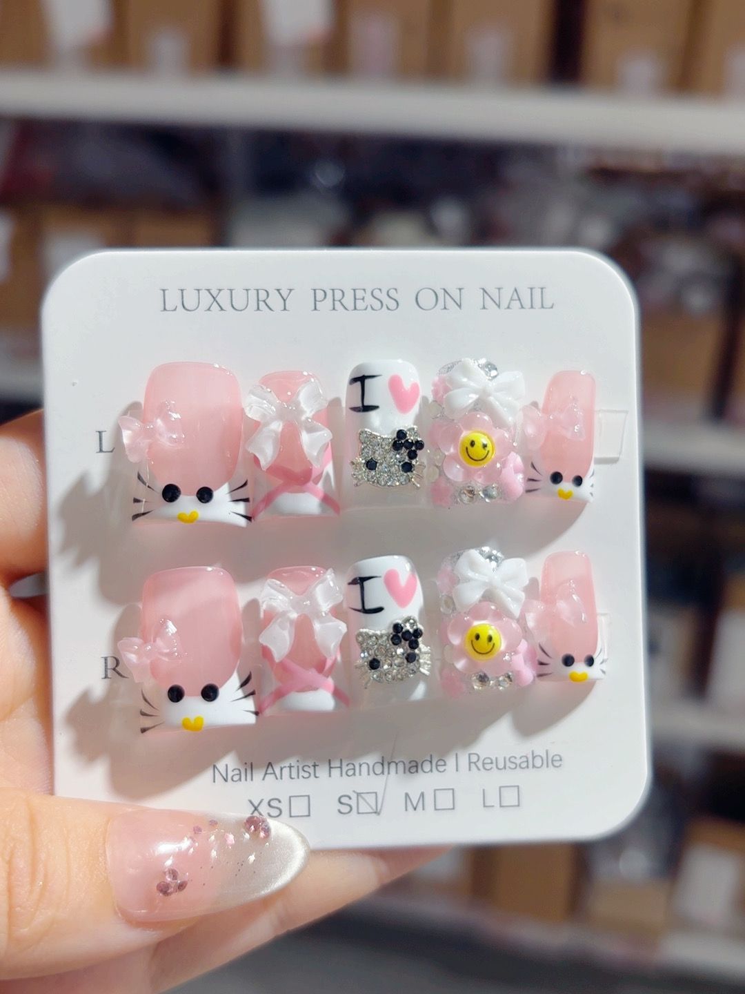 귀여운 카와이: "Hello Kitty Sweetheart" – 숏 스퀘어형 핑크 & 화이트 캐릭터 수제 프레스온 네일