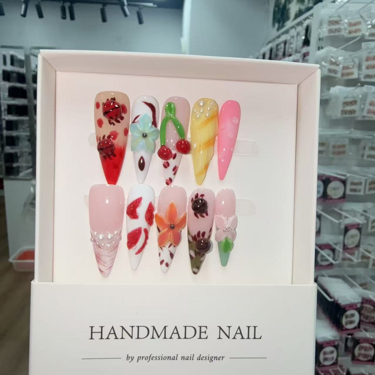 365nails: "Mocha Frost" – ongles press-on forme coffin 3D, motifs floraux, faits main