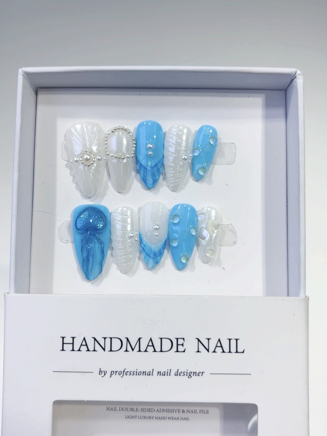 365nails: "아주르 쉘 머메이드" – 미디엄 아몬드형 블루-화이트 쉘 수제 프레스온 네일