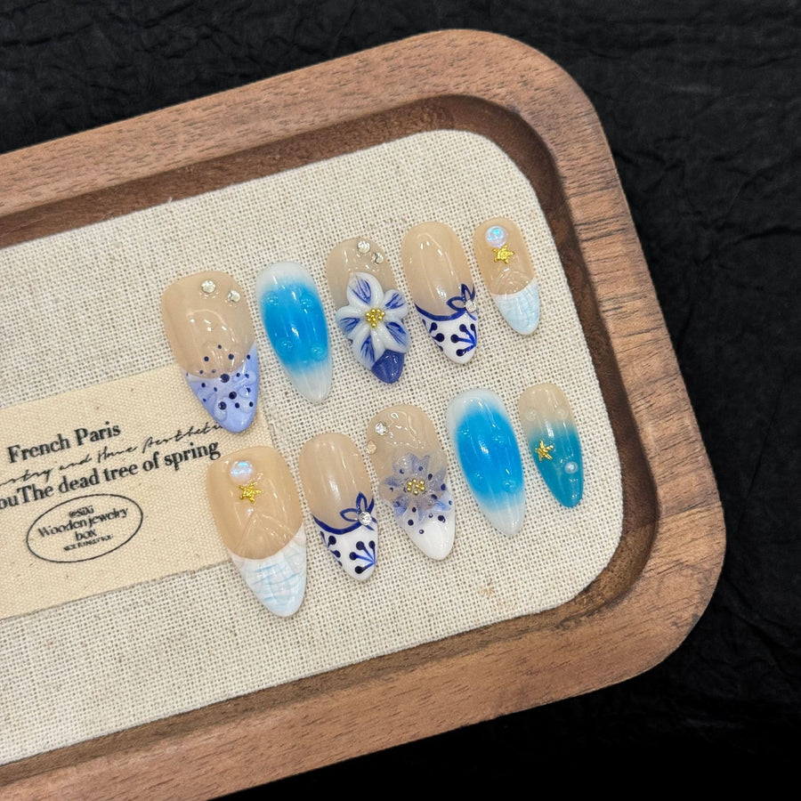Ongles press-on floraux dégradé bleu été chic