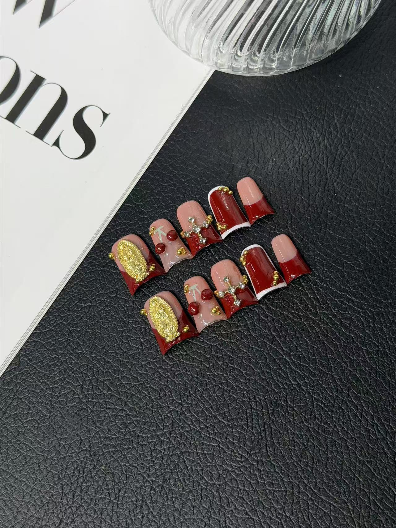 365nails: "Ruby Crown" – 3D 크리스탈 수제 아몬드형 네일