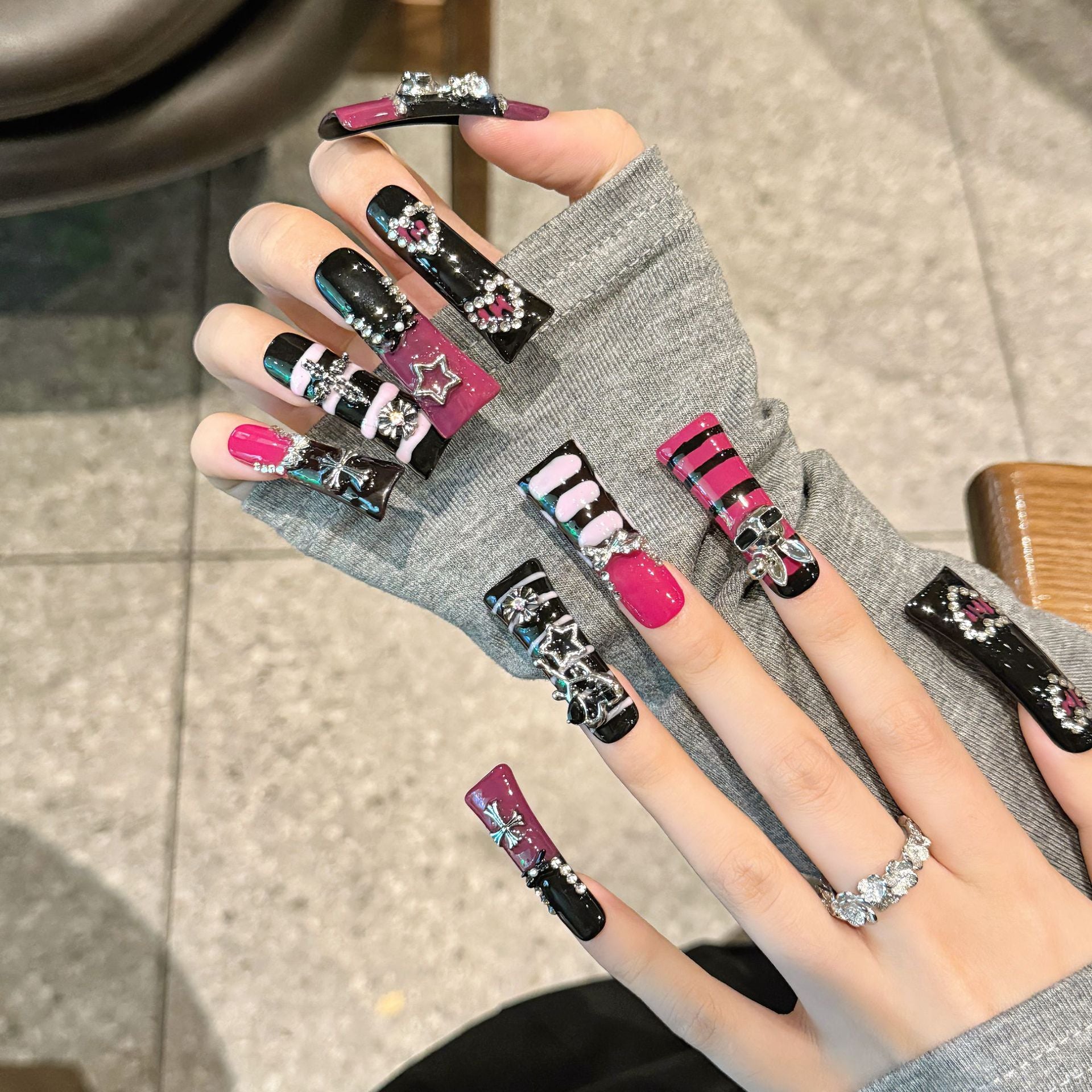 365nails: "고딕 글램" – 3D 십자가 & 진주 스틸레토형 네일