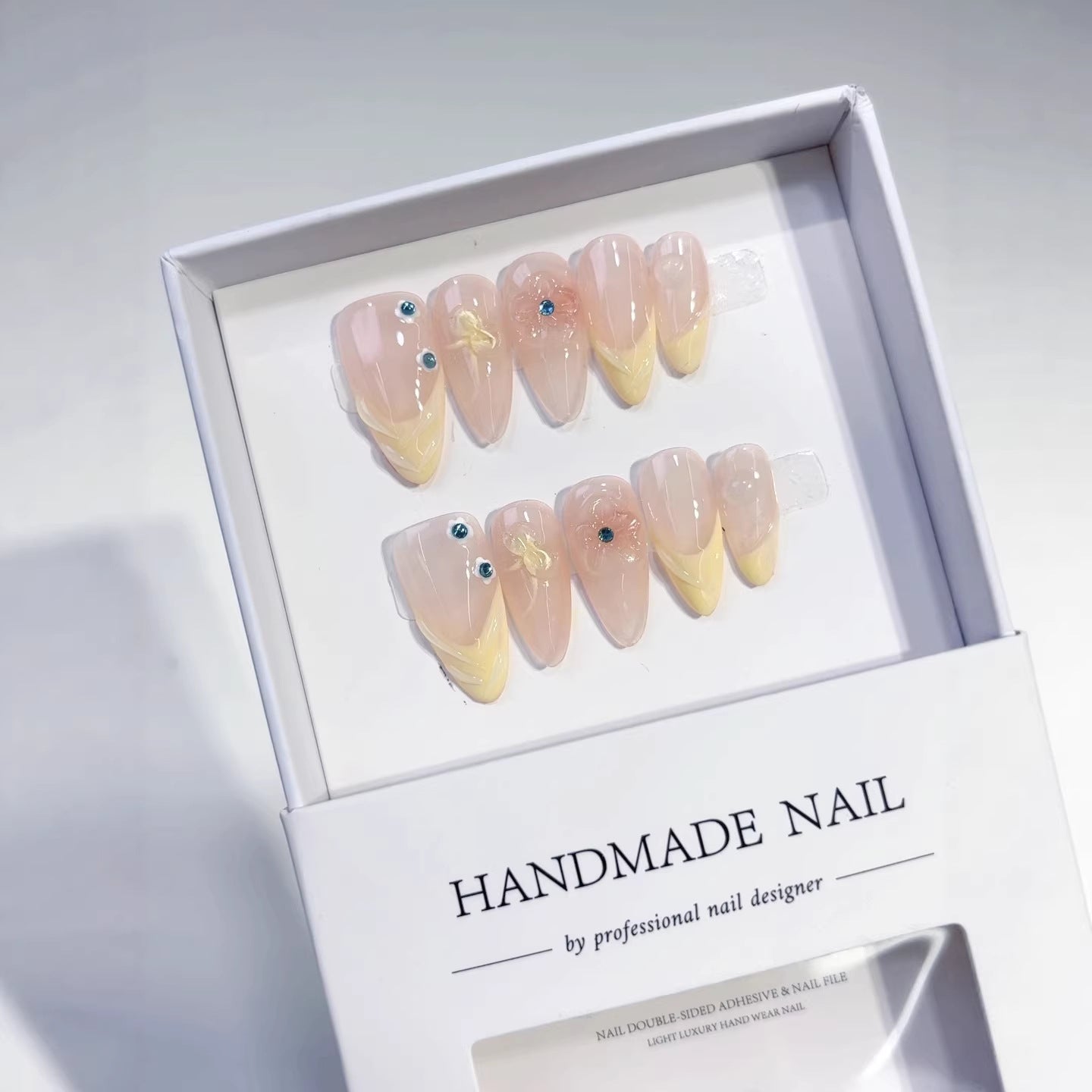Sunny Breeze: « Crème glacée citron » – Ongles press-on amande courts