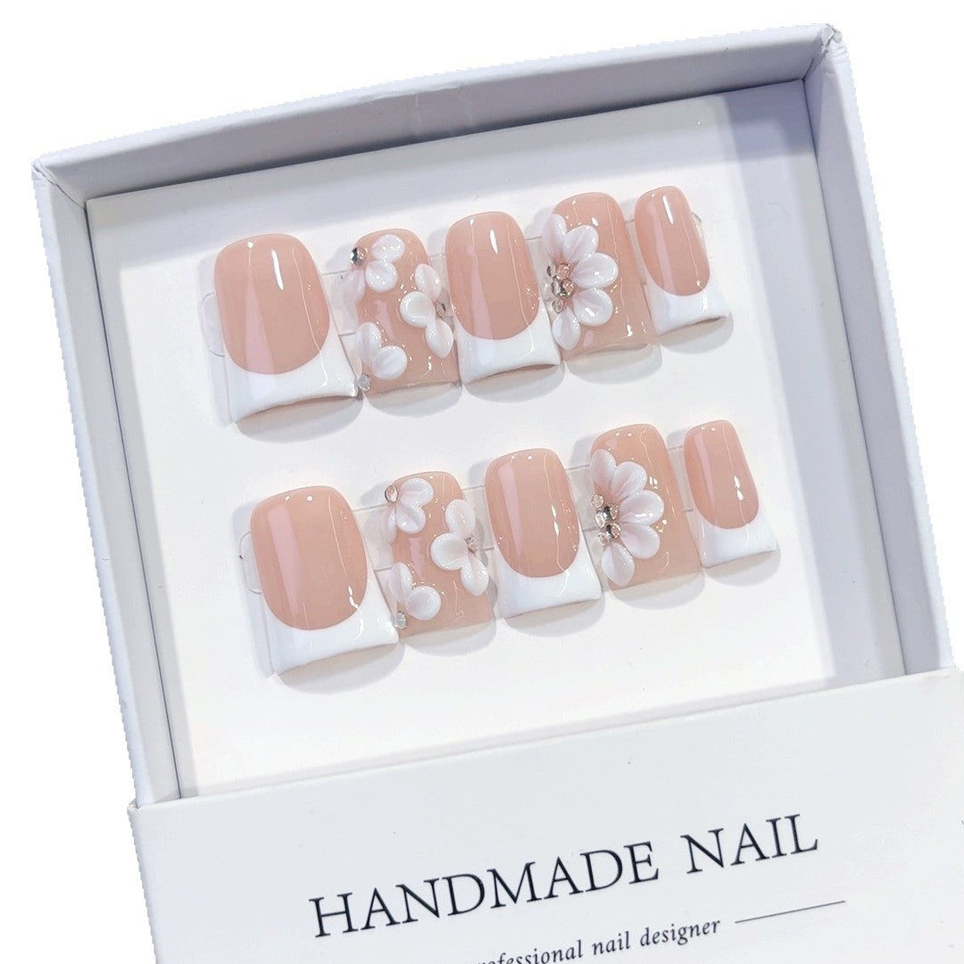 Minimalist Bloom: "Daisy Whisper" – Short Square Handmade Press On Nails
