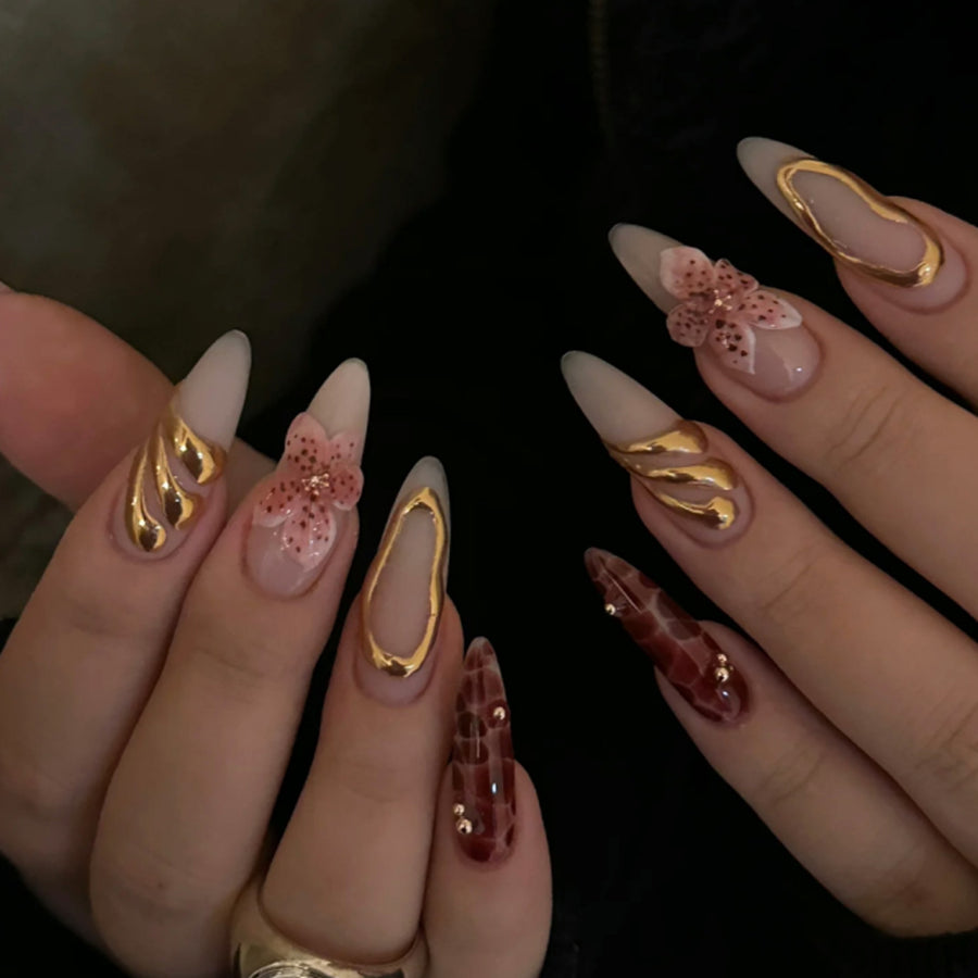 Ongles sculptés à décor floral métallisé pour un look affirmé
