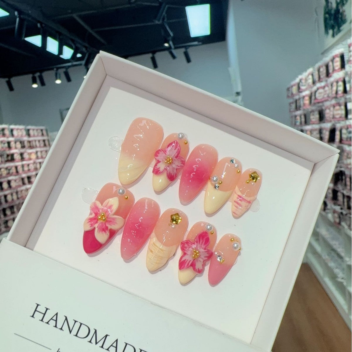 365nails: "피어나는 복숭아" – 3D 플로럴 수제 아몬드형 네일