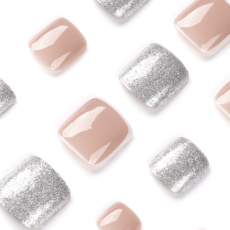 Producto terminado al por mayor Parche para uñas de los pies con purpurina plateada francesa con borde blanco nude Arte de uñas ｜365nails