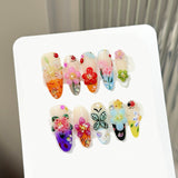 Uñas francesas con flores e insectos tridimensionales de Elfo de la Isla de Verano | 365nails