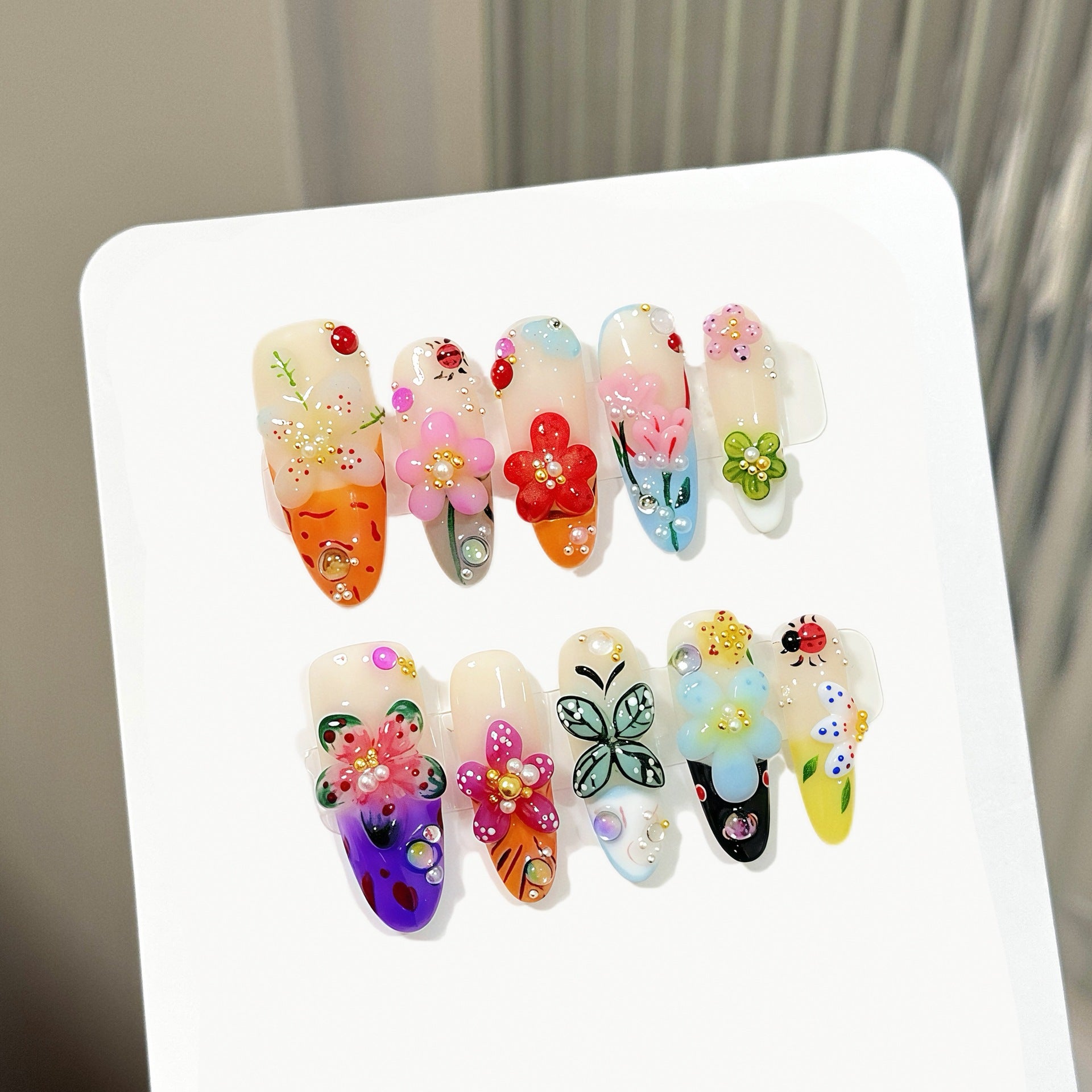 Uñas francesas con flores e insectos tridimensionales de Elfo de la Isla de Verano | 365nails