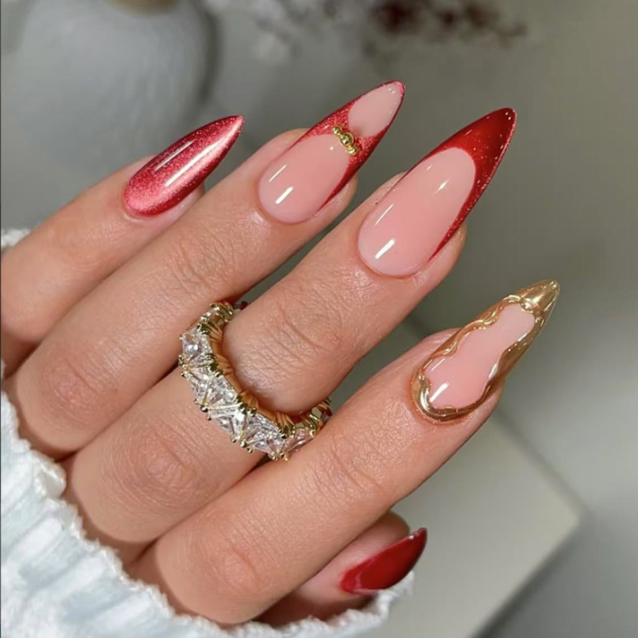 Uñas francesas rojas prensadas, superventas, con efecto almendra, ideales para llevar en casa | 365nails