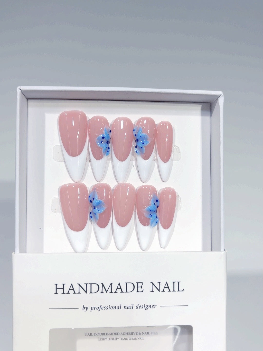 Blue Petal : « Fleur french bleu blanc nude » – Ongles press-on fait main forme amande longue