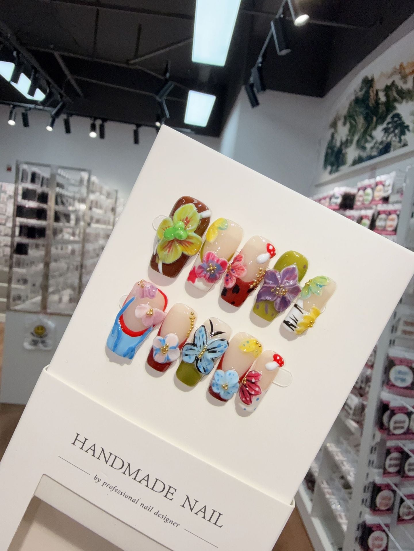 365nails: "Enchanted Bloom" — ongles forme amande fait main, motifs floraux 3D et papillons