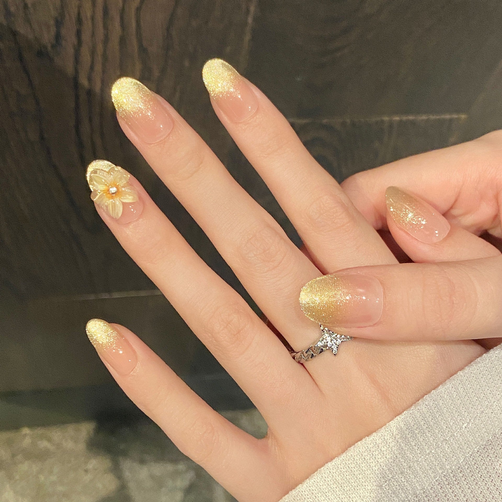 365nails: "Flor Dorada" – Uñas de Almendra Medianas hechas a mano con Ombré Floral 3D y Purpurina