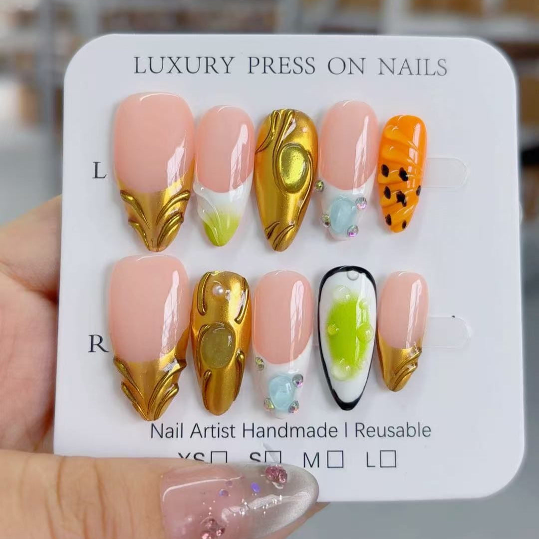 Fantasia da Natureza: "Folhagem e Frutas Douradas" – Unhas Postiças Artesanais Multicoloridas e Nude Amendoado Médio