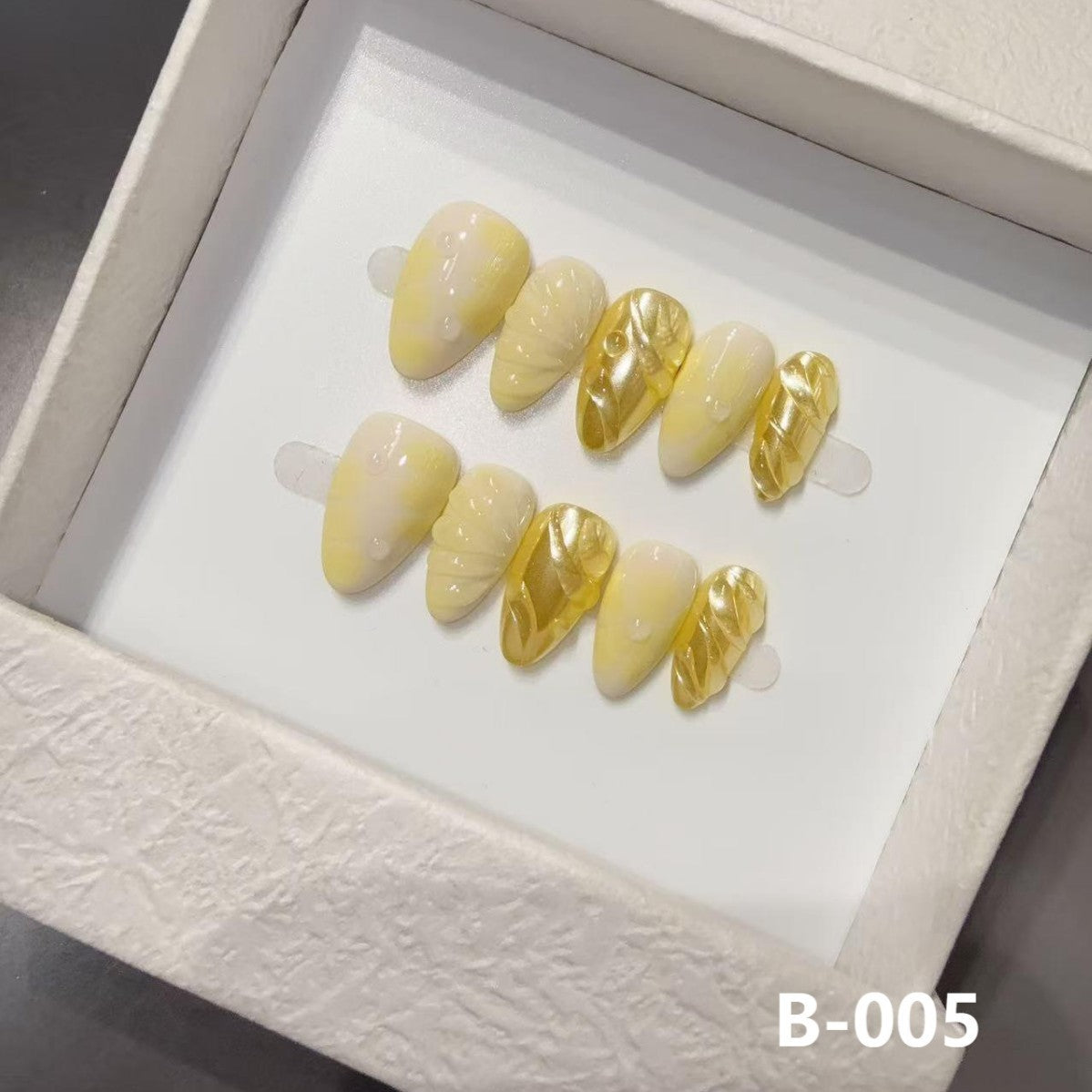 365nails：「蜂巢光采」—3D 立體幾何手工製杏仁形穿戴甲