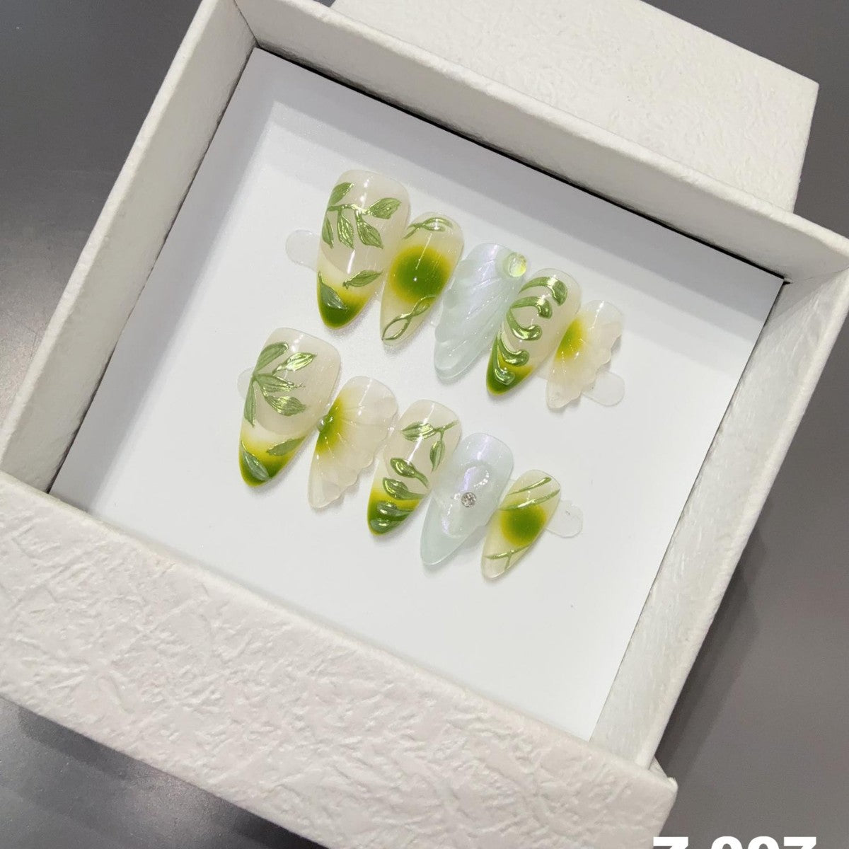 365nails：「綠意綠洲」— 3D 立體花卉 手工製 杏仁形 穿戴甲