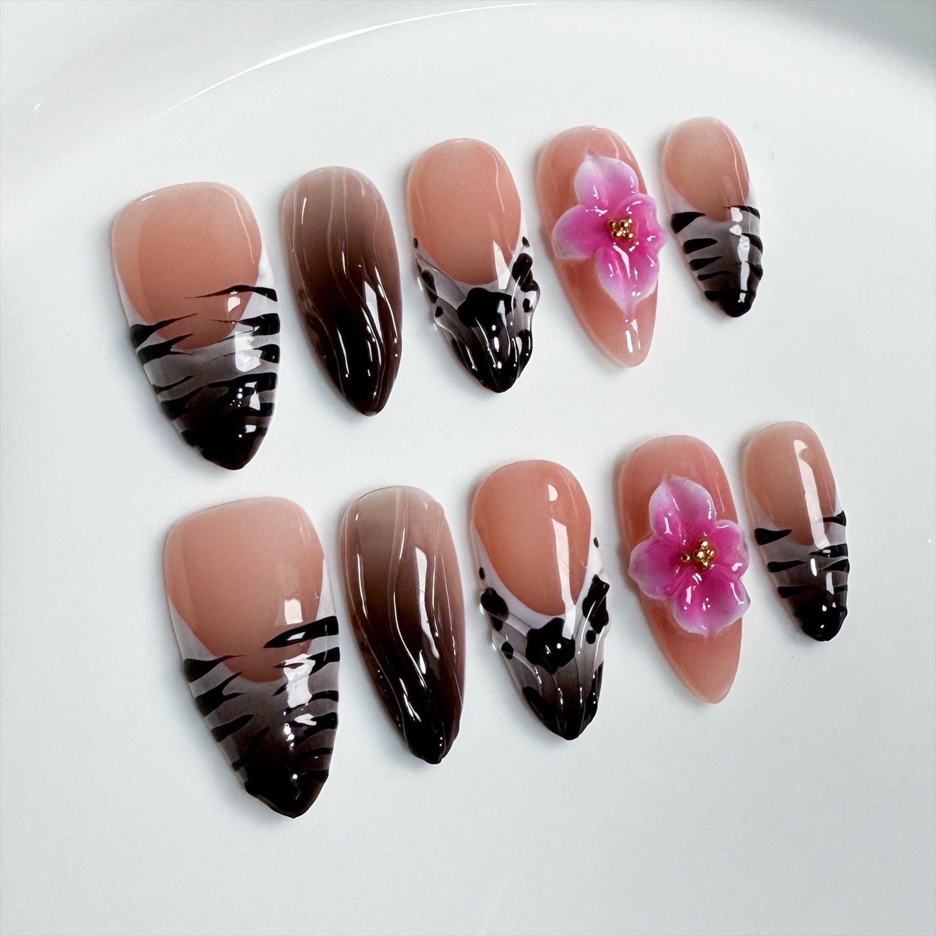 Unhas de pressão artesanais 3D Escultura tridimensional Gelo doce através de remendo de unha francesa Unha amêndoa ｜365nails