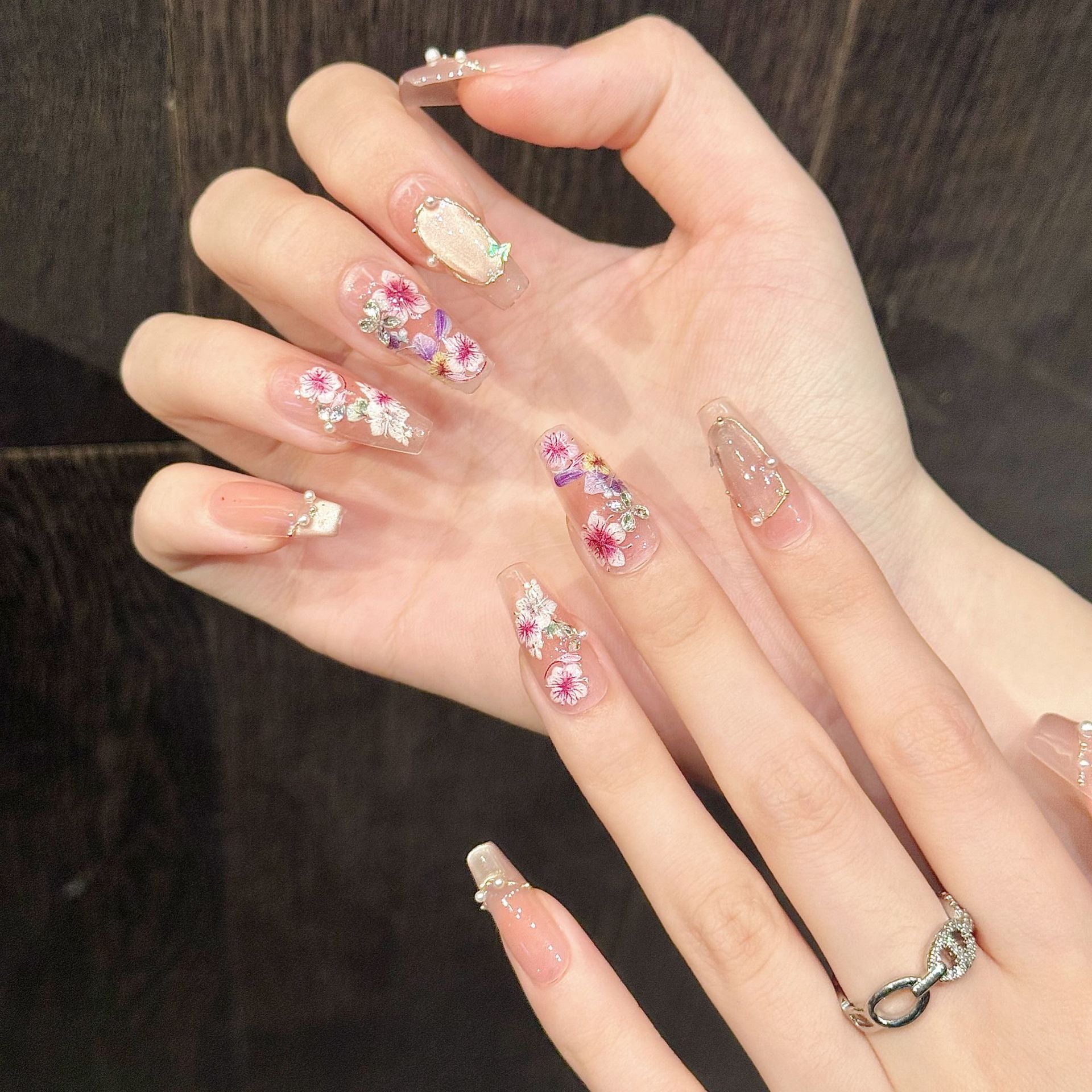 365nails: "花之低語" – 3D 珍珠鍊與壓花 手工製 棺材形 穿戴甲
