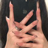 Uñas francesas cortas de ballet en color nude y negro, con acabado de uñas postizas, parches para uñas, parches extraíbles | 365nails