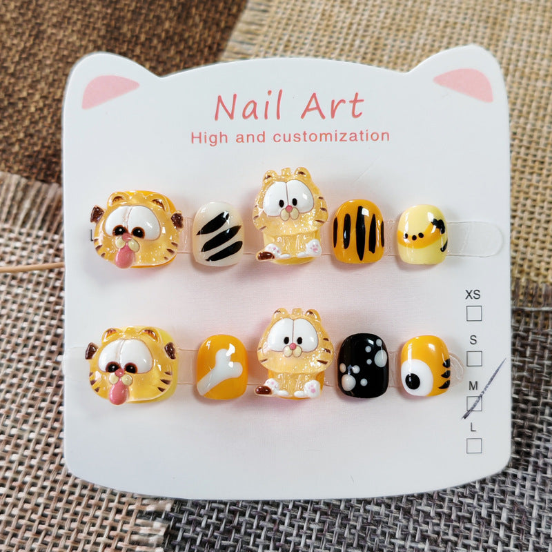 365nails: 「虎崽嘉年華」— 手工製可愛短款橢圓形穿戴甲，帶有加菲貓與老虎條紋圖案