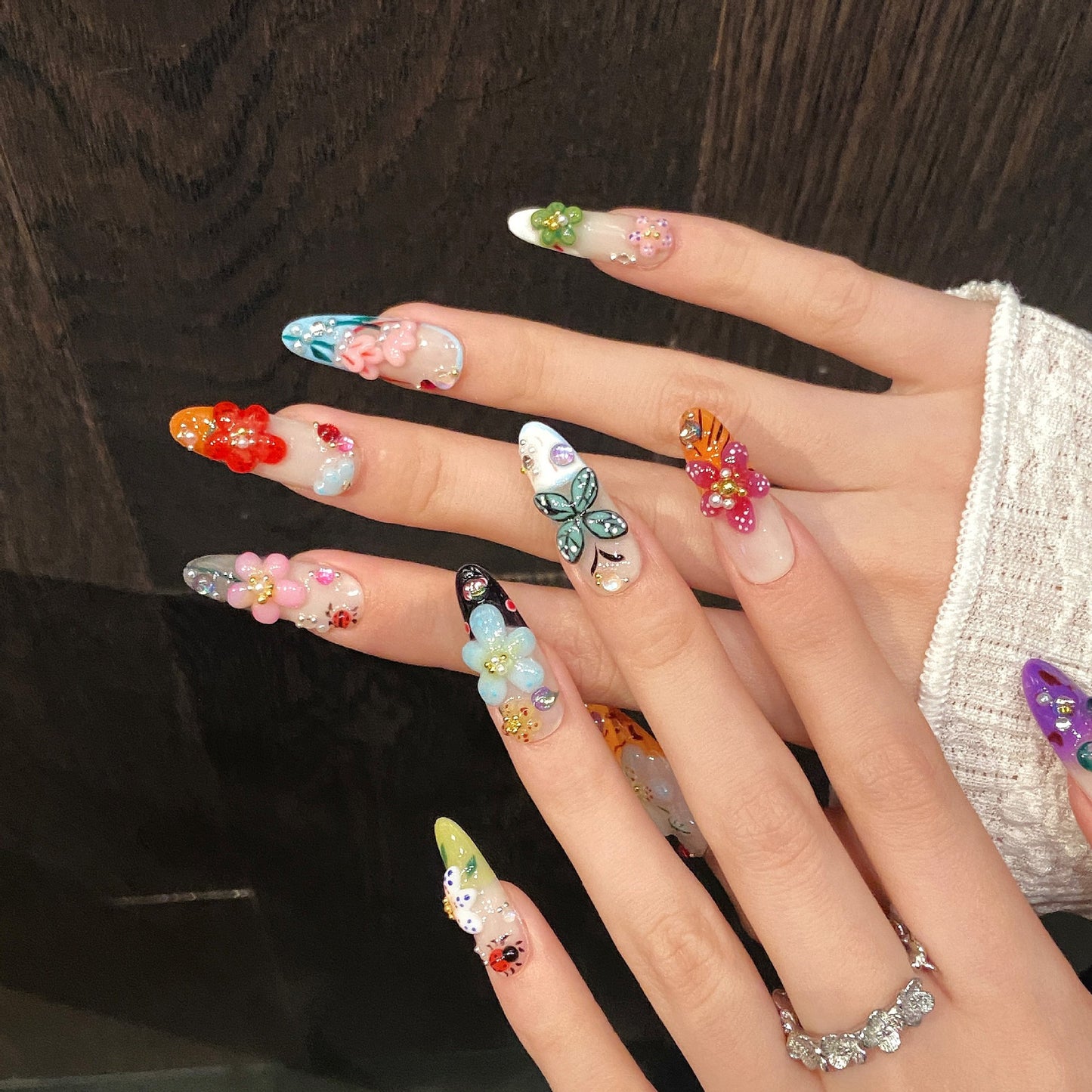 Escultura francesa tridimensional de flores e insetos com elfos da ilha de verão - unhas populares | 365nails