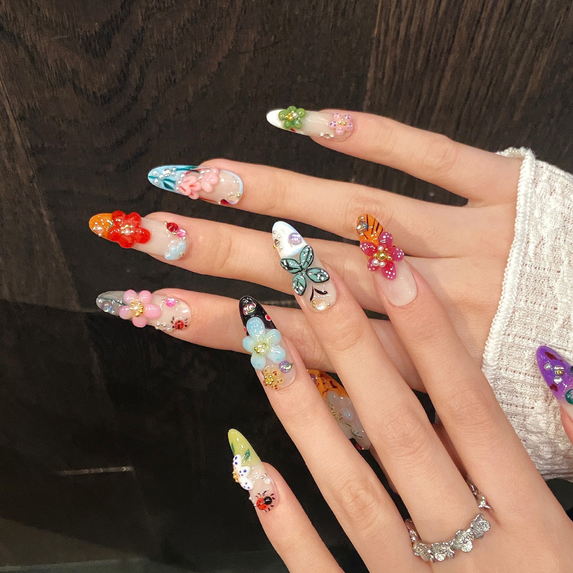 Uñas francesas con flores e insectos tridimensionales de Elfo de la Isla de Verano | 365nails