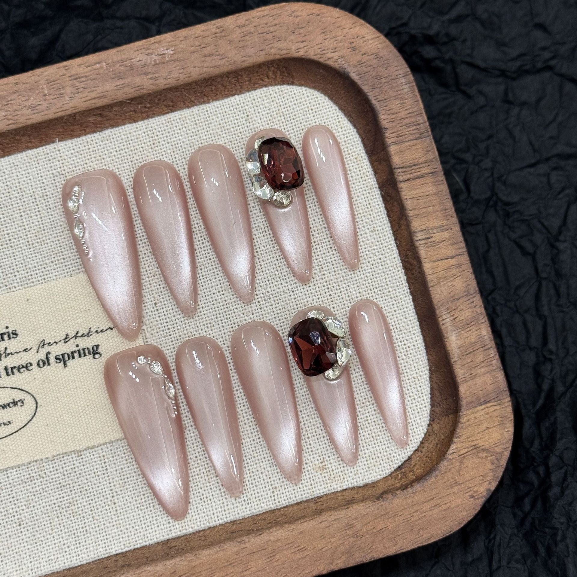 365nails: "Velvet Bloom" – Unhas Stiletto Feitas à Mão com Olho de Gato Gradiente e Detalhes de Gemas