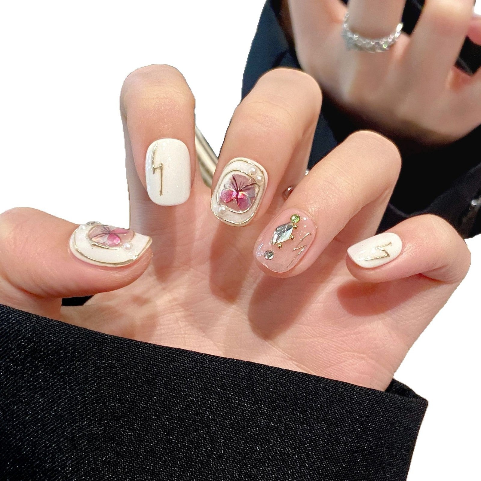 365nails: "Borboleta Dourada" – Unhas Curtas Quadradas Feitas à Mão com Pérolas e Folhas 3D